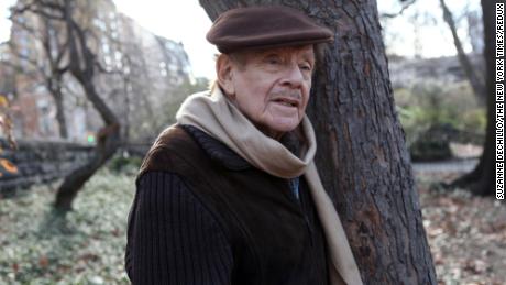 Jerry Stiller est photographié dans le Riverside Park de New Yorkapos;s en 2011. Le New-Yorkais d'origine faisait la promotion de MillionTreesNYC, un programme qui cherche à ajouter des arbres dans les cinq arrondissements de la ville.