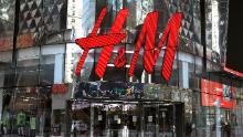 A picture of the exterior of a New York City H&amp;M store.