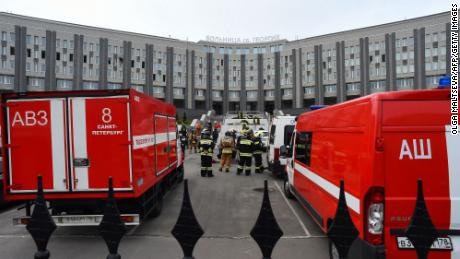 Αναφορές πυροσβεστικών αναπνευστικών μονάδων στη μονάδα εντατικής θεραπείας του Νοσοκομείου St.George στην Αγία Πετρούπολη τον Μάιο πρόσθεσαν αμφιβολίες σχετικά με το πώς το Κρεμλίνο θα χειριζόταν την επιδημία.