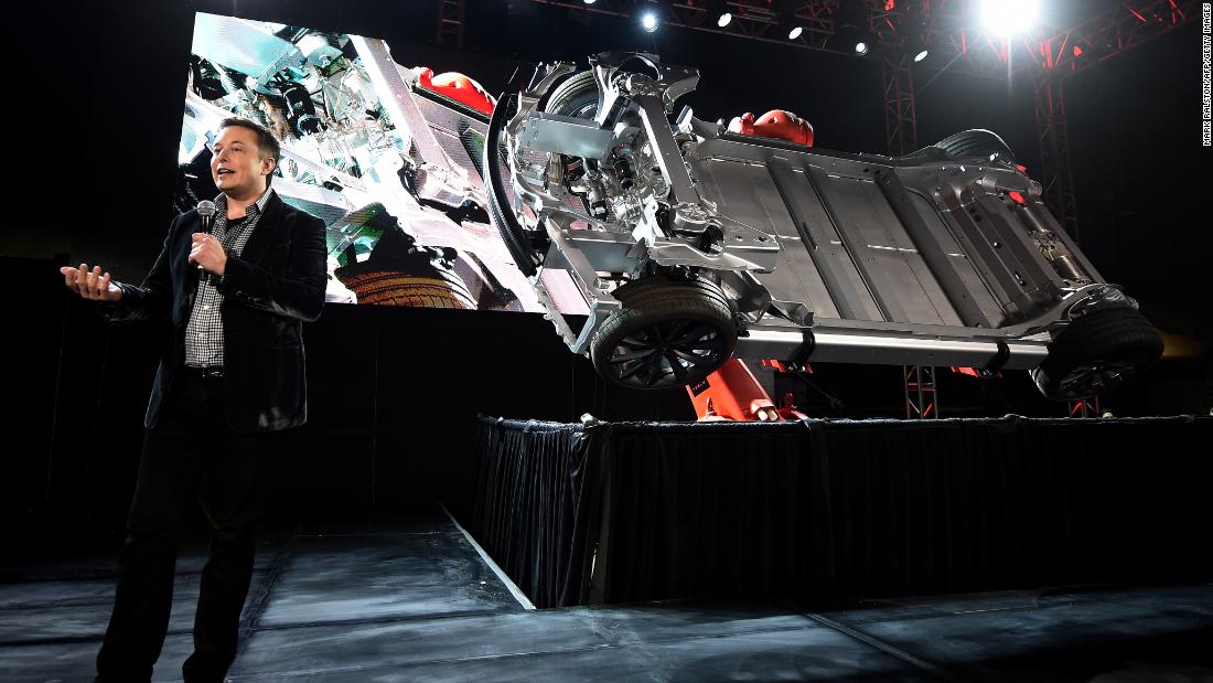 Musk unveils the dual-engine chassis of the new Tesla Model D in 2014.