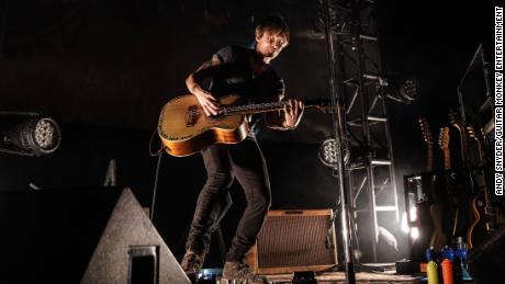 Keith Urban took to a stage on May 14 to perform for first responders at the Stardust Drive-In Movie Theater, about 40 miles east of Nashville, Tennessee.