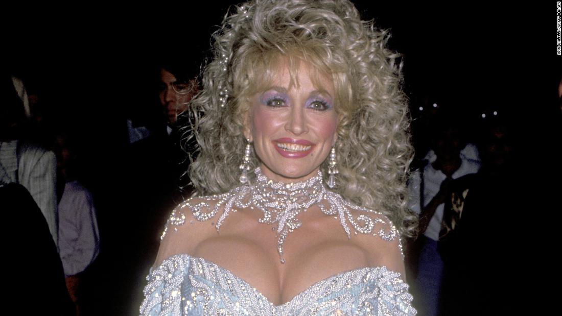 Remember When Dolly Parton Fully Subverted The Dumb Blonde Cliche Cnn Style