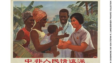 Un afiș de propagandă chineză promovează ajutorul medical pe care Beijingul l-a oferit Africii în timpul secolului XX.
