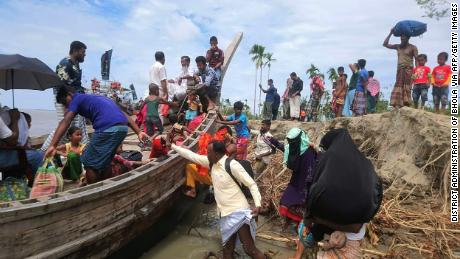 This handout photo taken on May 19, 2020 and released by the District Administration of Bhola shows residents being evacuated in Dhalchar village on the island of Bhola as Cyclone Amphan barrels towards Bangladesh&#39;s coast. 