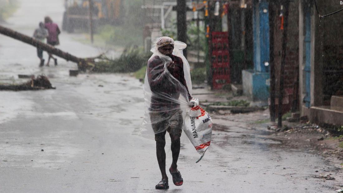 A man covers himself with plastic in India&#39;s Bhadrak district.