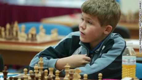Carlsen a participat la turneul de șah din Dubai Open în 2004, la 13 ani.