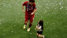 Salah sărbătorește cu fiica sa Makka după victoria echipei sale în finala UEFA Champions League.