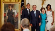 Fostul președinte George W. Bush se află lângă președintele Barack Obama, în timp ce fosta primă doamnă Laura Bush stă alături de prima doamnă Michelle Obama în timpul dezvelirii portretelor lor oficiale ale Casa Albă în Camera de Est a Casei Albe din mai 2012.   
