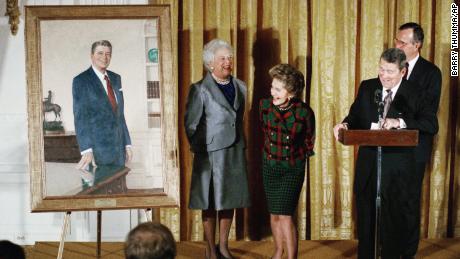 Fostul președinte Ronald Reagan și fosta primă doamnă Nancy Reagan aruncă o privire la un portret al fostului președinte cu fostul președinte George HW Bush și apoi prima doamnă Barbara Bush la ceremonia de dezvăluire la Casa Albă din noiembrie 1989. 