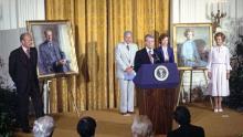 Președintele Jimmy Carter comentează dezvelirea portretelor fostului președinte Gerald R. Ford și ale fostei doamne Betty Ford în camera de est a Casei Albe din august 1980. 