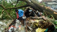 Un bărbat recuperează obiecte din casa sa deteriorate de Cyclone Amphan în Midnapore, Bengala de Vest, 21 mai 2020. 