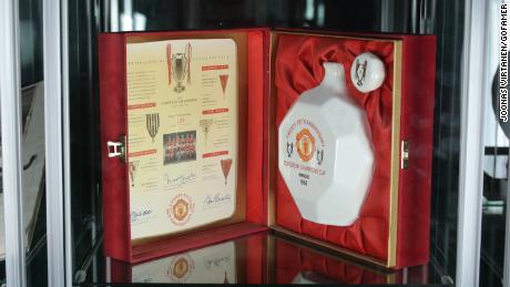 O piesă de bijuterie care sărbătorește victoria cupei europene a United va fi expusă la muzeu.