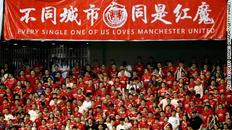Suporterii se înveselesc în timpul meciului din Cupa Campionilor Internaționali dintre Tottenham și United pe stadionul Shanghai Hongkou din Shanghai, China, anul trecut.