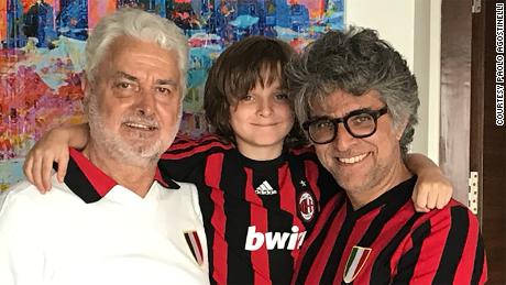 Paolo Agostinelli, à droite, est représenté avec son père et son fils.