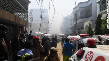 Salvatorii ajung la fața locului după ce un avion Pakistan International Airlines s-a prăbușit vineri într-o zonă rezidențială din Karachi.
