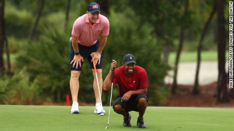 Woods și Manning au citit un putu pe al șaselea verde în timpul meciului: Campioni pentru caritate la Medalist Golf Club.