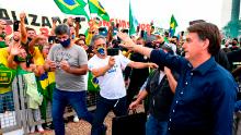 Președintele brazilian Jair Bolsonaro își salută susținătorii pe 24 mai. 