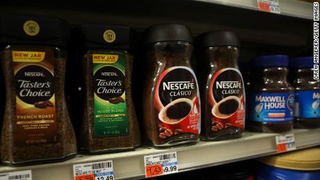 Cu atât de mulți consumatori care stau acasă, Nestlé a văzut că cererea pentru cafea Nescafé a crescut în timpul pandemiei.