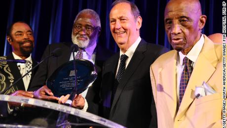 Bill Bradley, third from left, with his former New York Knicks teammates Walt &quot;Clyde&quot; Frazier, Willis Reed and Dick Barnett  in 2018.