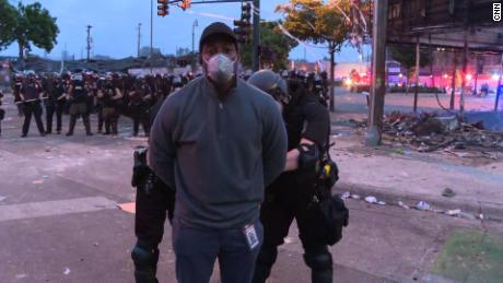 Police Push Back Using Rubber Bullets And Tear Gas On Floyd Protesters Cnn - lapd senior lead officer shirt roblox