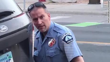 Eski polis memuru Derek Chauvin'in neden üçüncü derece cinayetle suçlandığına bir bakış