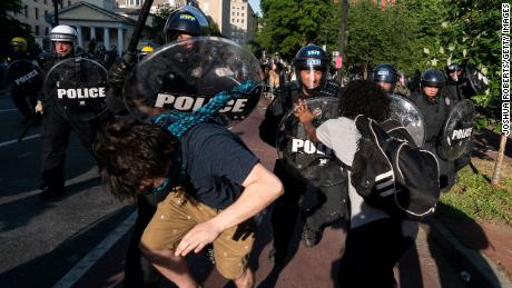 60 minutos de caos: cómo la política agresiva y el trabajo policial convirtieron una protesta pacífica en una confrontación violenta