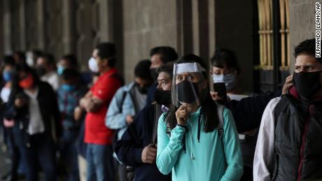 Meksika ve Brezilya'nın bir kısmı, koronavirüs vakalarının artmasına rağmen, kilitlemeden sonra yeniden açılıyor