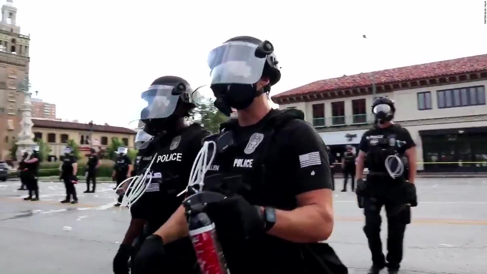 Police Push Back Using Rubber Bullets And Tear Gas On Floyd Protesters Cnn - swat team roblox