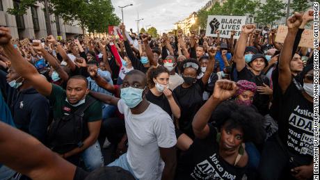 Miles de personas participaron en protestas en París el martes.