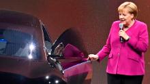 Cancelarul german, Angela Merkel, a reprezentat alături de un Mercedes electric în 2019.