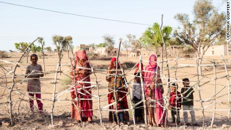 En las aldeas remotas de la India, pasar hambre es un miedo tan grande como contraer el coronavirus.
