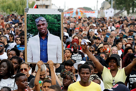Un retrato de Adama Traoré sostenido durante una protesta de 2018 por su muerte dos años antes.