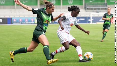 FC Koln&#39;s Eunice Beckmann (r) evades Wolfsburg&#39;s Anna Blässe.