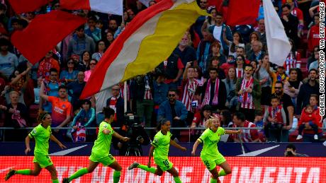 Toni Duggan (R) de la Barcelona sărbătorește în timpul meciului de fotbal din Liga Spaniei împotriva Atletico-ului.