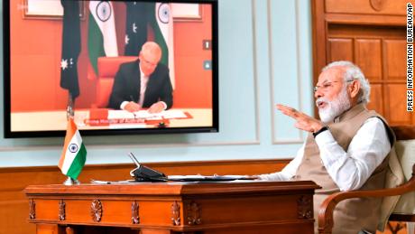 Primul ministru indian Narendra Modi vorbește în timpul unei întâlniri virtuale cu premierul australian Scott Morrison la New Delhi, India, joi 4 iunie 2020. 