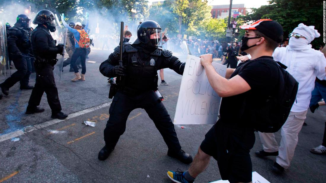 Police Push Back Using Rubber Bullets And Tear Gas On Floyd Protesters Cnn - police officer set roblox