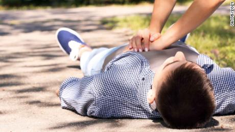 See someone collapse near you? It&#39;s still safe to perform CPR during the pandemic, study says