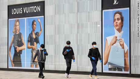 Una tienda Louis Vuitton cerrada en Wuhan en marzo. Su empresa matriz, LVMH, dijo a los inversores en abril que las ventas habían aumentado para la mayoría de sus marcas en China a medida que el mercado allí reabría.