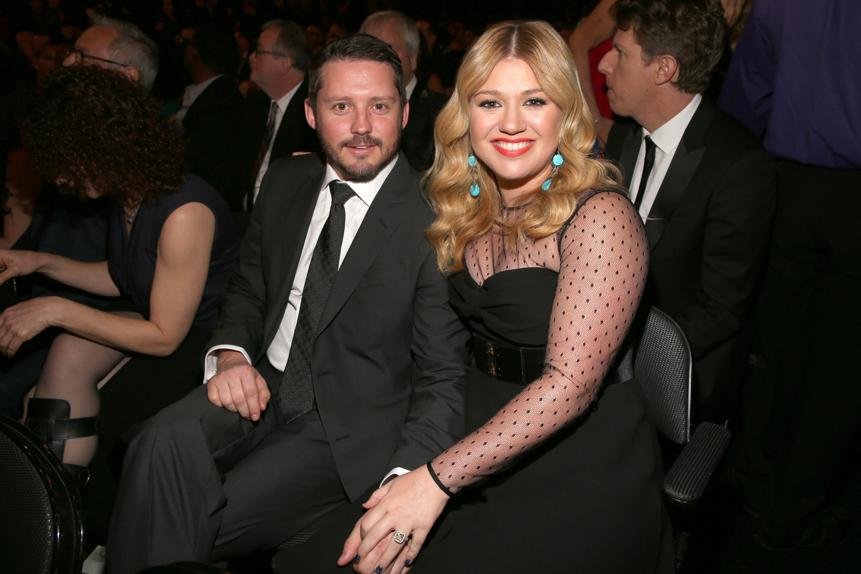 Kelly Clarkson Says Life S Been A Little Bit Of A Dumpster Since Filing For Divorce Cnn