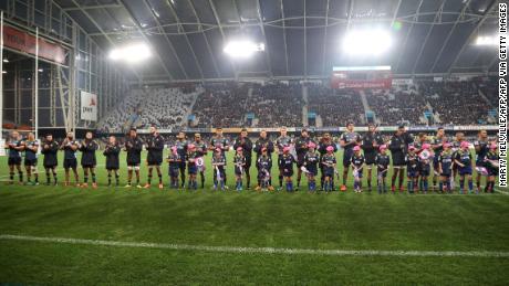 Echipa Otago Highlanders s-a aliniat înainte de a începe meciul pe stadionul Forsyth Barr din Dunedin, primul de când restricțiile la Covid-19 au fost ridicate în mare parte în Noua Zeelandă.