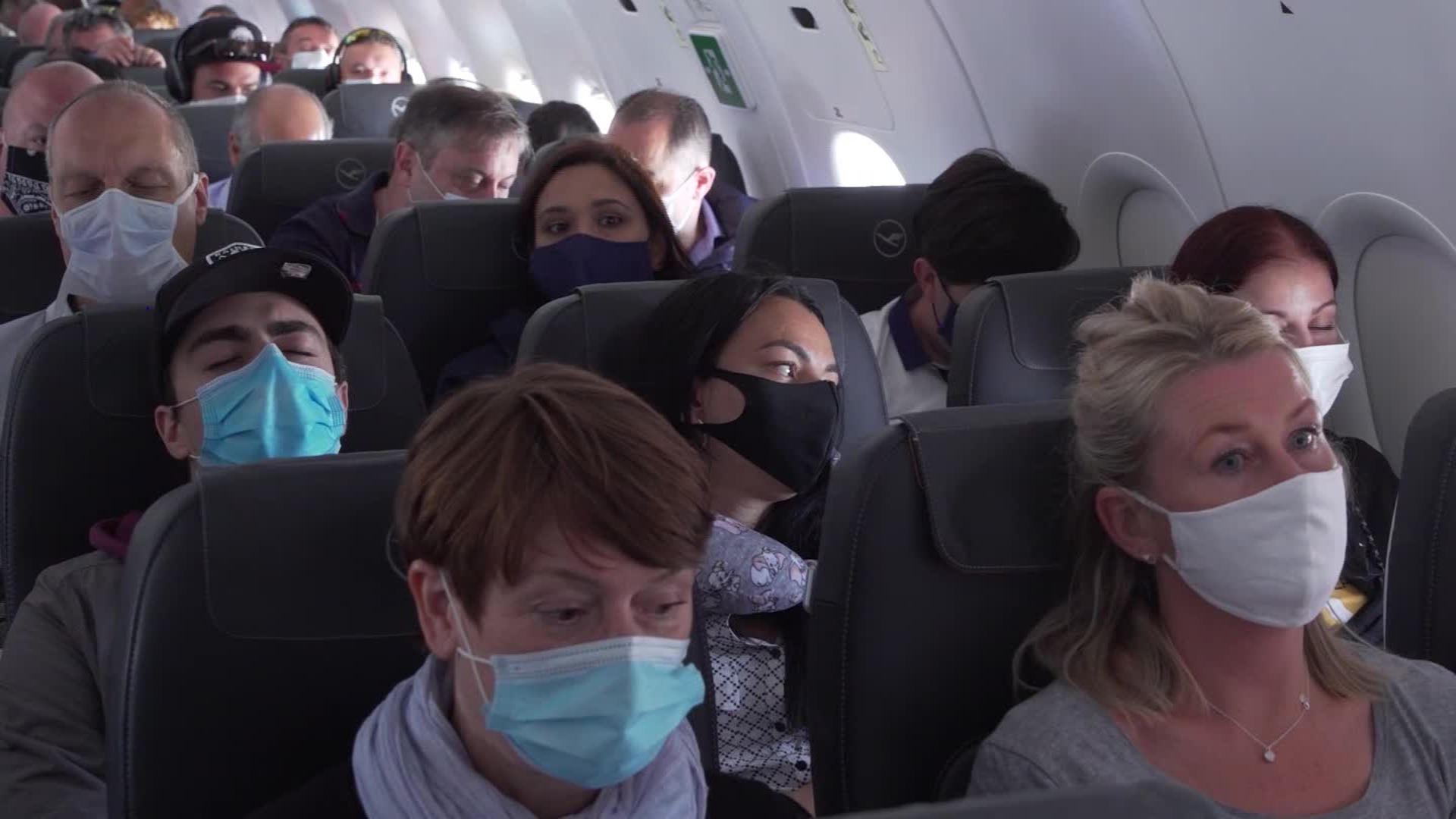 busto herida ironía Abordamos un vuelo de Lufthansa para darnos una idea de cómo es viajar en  avión en tiempos de covid-19 - CNN Video