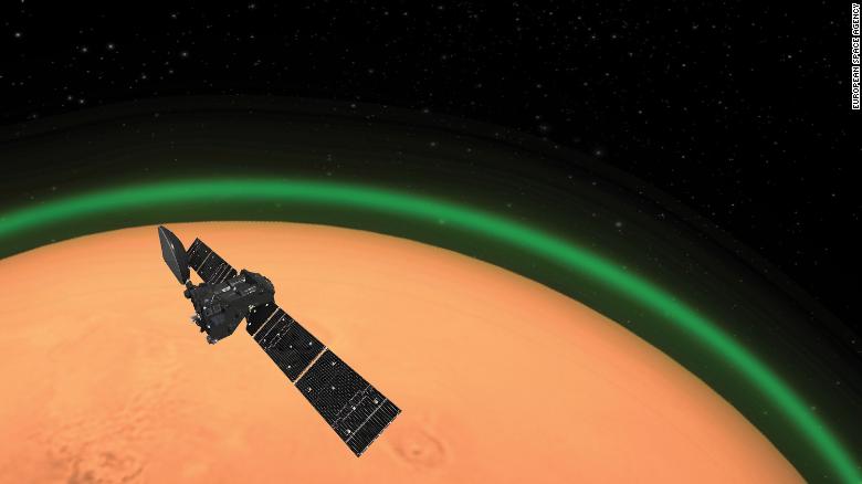 Ilustrimi i këtij artisti tregon Orbiterin e Gazit Gjurmë ExoMars ndërsa orbiton Marsin.  Orbiteri zbuloi një shtresë të oksigjenit të gjelbër të ndezur në Mars & # 39;  Atmosferë.