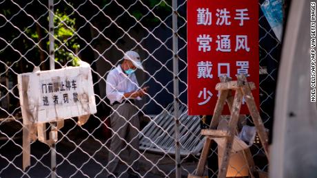 Beijing impone un encierro suave en toda la ciudad y endurece los viajes de ida a medida que se propagan las infecciones por coronavirus