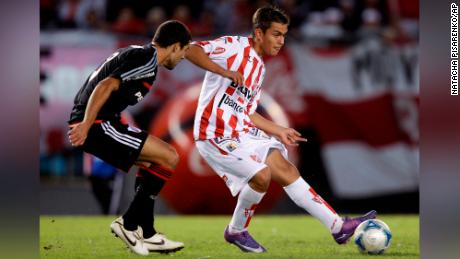 Paulo Dybala juega para el Instituto contra River Plate en 2012.