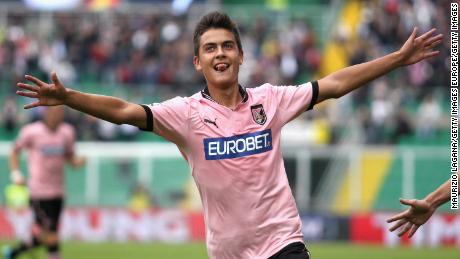 Paulo Dybala con cara de bebé celebra después de anotar para la Serie A en Palermo en 2012.