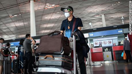 Un hombre con una máscara facial y gafas en el Aeropuerto Internacional de Beijing Capital el 17 de junio.
