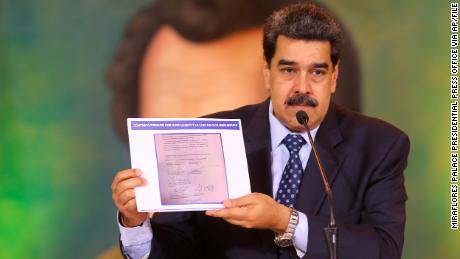Venezuela'nın Maduro, koronavirüs kilitlenmesinin yardımıyla güç tutuşunu sıkılaştırıyor