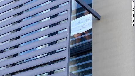 Un détenu tient une pancarte à la fenêtre de sa chambre d'hôtel à Kangaroo Point: "Je vous remercie."