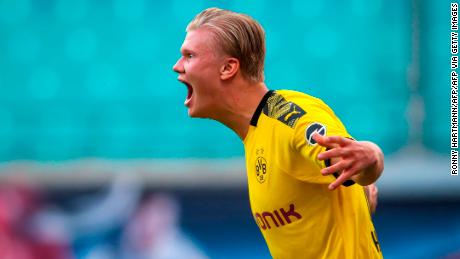 Atacantul norvegian din Dortmund, Erling Braut Haaland, își arată bucuria după ce a atins cel de-al doilea gol decisiv al lui Borussia Dortmund la RB Leipzig. 