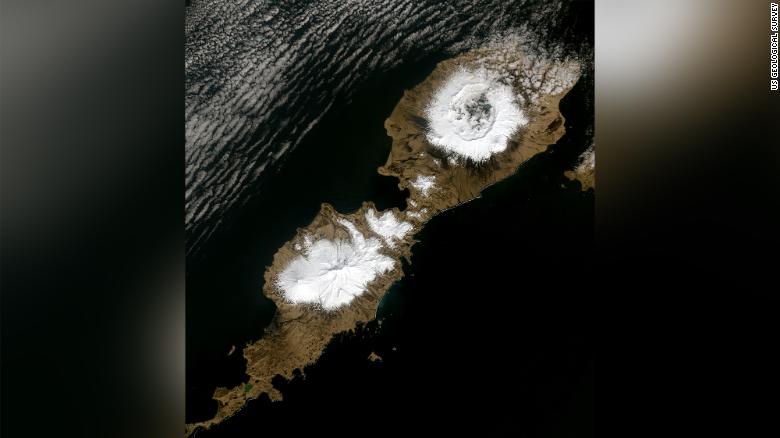 L'Amnak Island dell'Alaska mostra l'enorme cratere di 10 chilometri (in alto a destra) in gran parte creato dall'eruzione del 43 a.C. Okmok II all'alba dell'Impero Romano. Landsat-8 Operational Land Imager immagine dal 3 maggio 2014.
